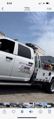 Tow truck has Removal magnetic business sign