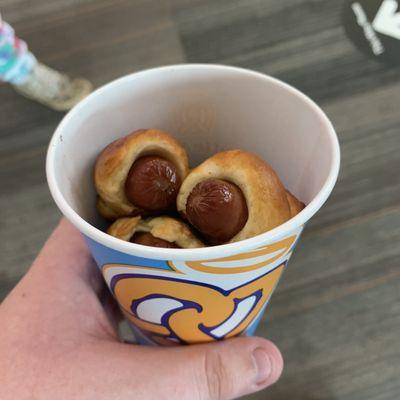 Had some Mini Pretzel Dogs with my smoothie. Salty and sweet; yum!