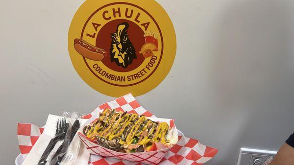 LA CHULA PERROS Y PAPITAS  COLOMBIAN STREET FOOD PAPAS CHULAS BEEF PAPAS CHULAS CARNE.