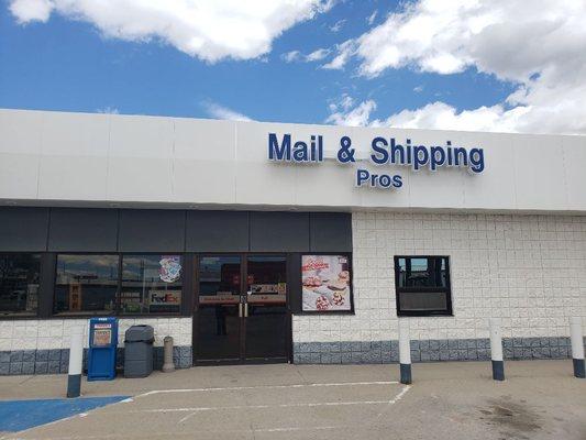 South Entrance To Mail & Shipping Pros And The Shell Cyclone Express Mart.