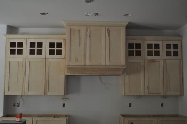 Vent hood cabinet with mantel