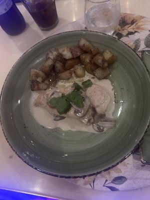 Creamy chicken with mushrooms and potatoes