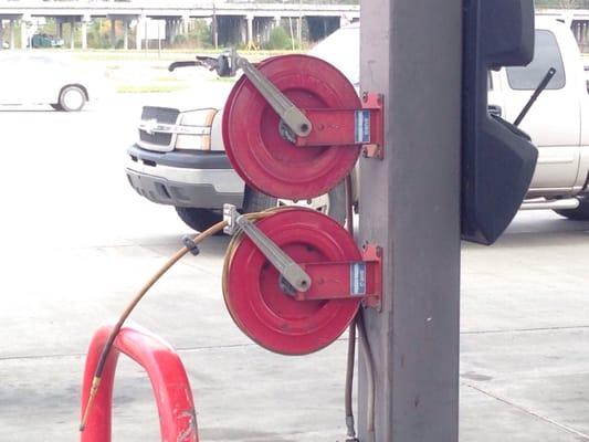 What are these "free hoses" containing air and water?   Wow!  It's the little things that matter and this is awesome!