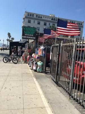 Previously Arbor Skateboards - DO NOT GO HERE!  You can find the same "custom" designs at every other shop on Ocean Front Walk