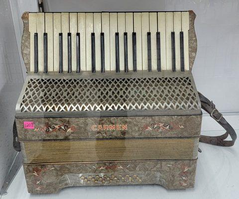 Pretty neat old accordion!