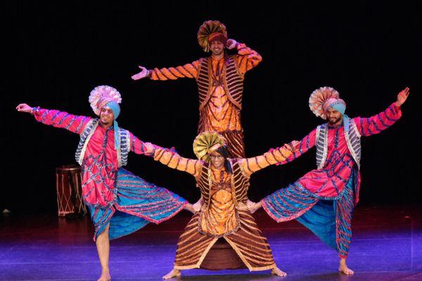 Bolen dam Singaporean Dancers