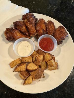 These are mixed wings. Lemon pepper and hot honey.... Finger licking good and the customer service... MUAH