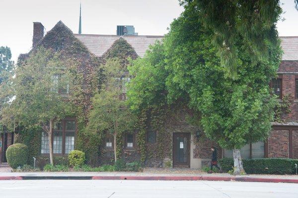 EFT Resource Center is located on the corner of Marengo Ave and Holly Drive in Old Town Pasadena, across the street from Pasadena City Hall