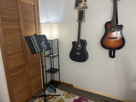 Lesson room vocal/guitar station