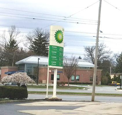 Newtown Square BP Gas Station -- CASH on the sign? We use c-cards hereabouts...