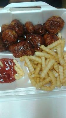 Boneless barbecue wings and fries