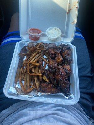 The best wings in the city hands down! and the homemade fries to go with it * chef's kiss *