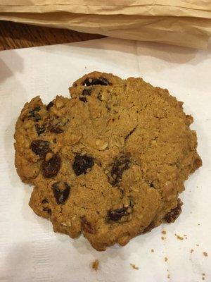 Oatmeal Raisin cookie $2.00 - too crunchy 1/5