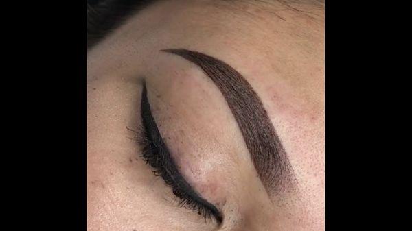 Permanent eyebrow with a powder look and eyeliner.