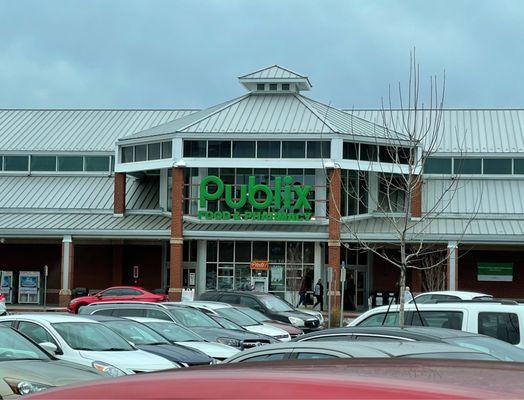 Outside view of Publix on a cloudy day