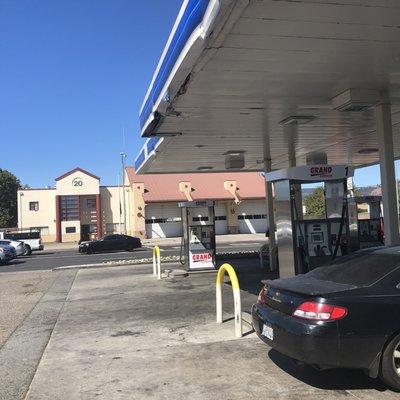 Gas pumps with unnamed overhangs