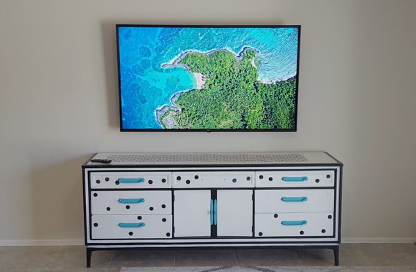 TV wall mounting with in-wall wiring