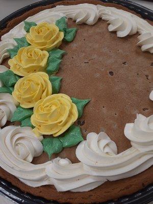 Yellow Rose's on chocolate chip cookie cake