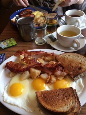 Good old breakfast. Too bad those home fries are so disappointing... But the rest is good!