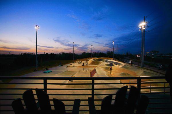 Beautiful skatepark. Really big too.