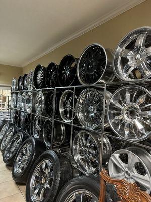 Laynez's Tires & Wheel Center