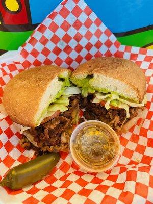 Indulge in a mouthwatering torta de carne asada, loaded with juicy, marinated beef, creamy guacamole, savory refried beans, crisp lettuce, r