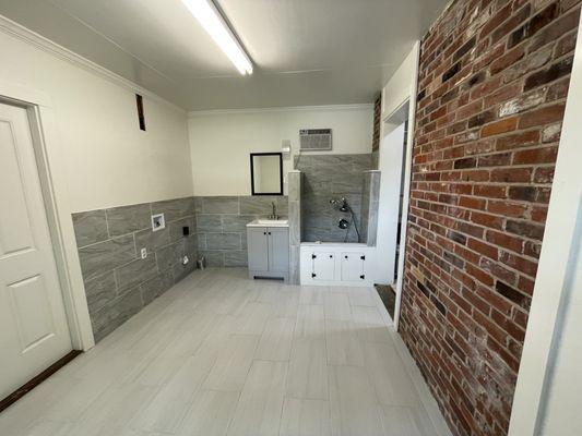 Floor porcelain , dryer and washer wall tile and dog shower, everything you need just call us 
AMC granite 2253719393