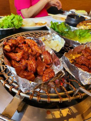 Separated original and hot spicy ribs in aluminum tray so we can enjoy each as they are meant to be.