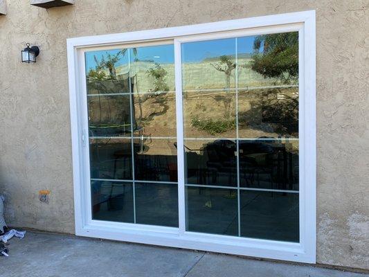 Vinyl Patio Sliding Door with grids. Low E. argón gas filled