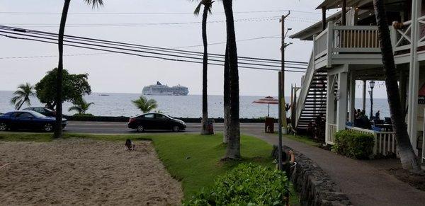 NCL cruise anchored offshore