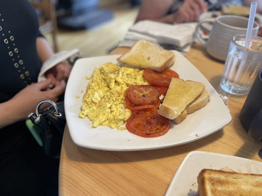 Eggs with grilled tomatoes