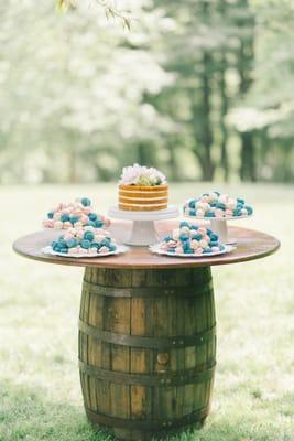 "Naked" wedding cake & macaroons