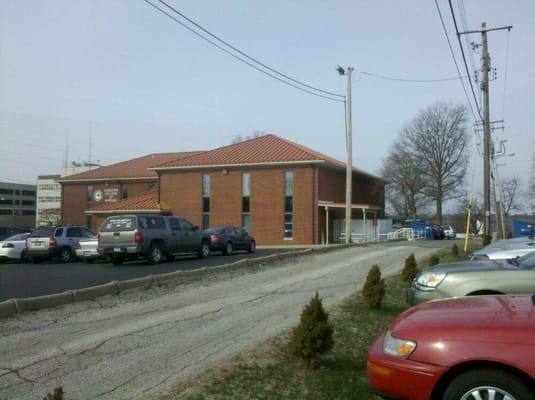 Yes that dinky little building is the school.