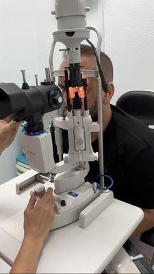 We offer comprehensive eye exams, using the latest digital technology, including Artificial Intelligence.