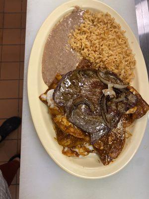 Chilaquiles rojos con carne asada. Desayunos