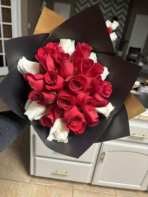 2 dozen (24 count) red/white rose bouquet