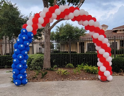 Outdoor balloon arches