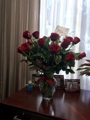 Beautiful 2 dozen red roses