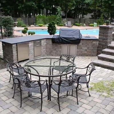 Outdoor kitchen landscape blocks and paver patio