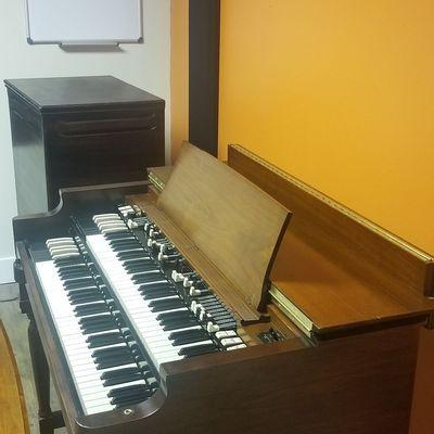 Hammond B3 with 122 Leslie Speaker.