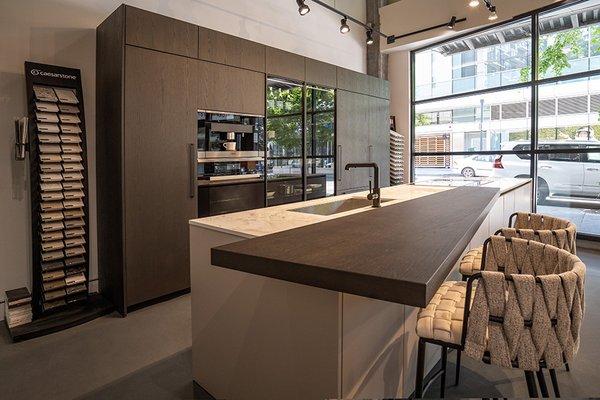 Pedini oak veneer tall cabinet units, base cabinets matte lacquer, countertop Dekton in Bergen Stonika, Miele appliances