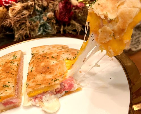 Cold Cuts Fateer
Cold cuts and mixed cheese stuffed in a fluffy fateer.
https://www.sodelight.net/product-page/cold-cuts-fateer