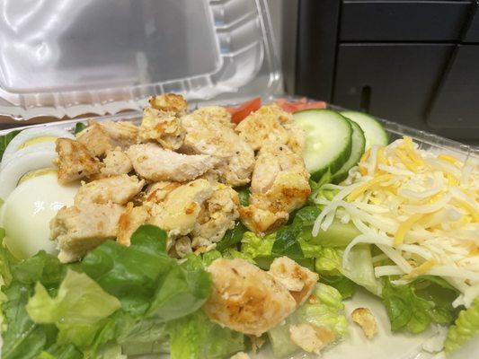 Grilled chicken salad w egg