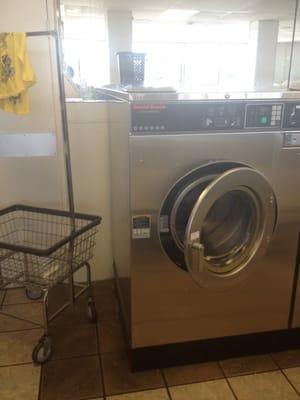 This is the washer that didn't wring the water out of my clothing. I paid $4.25 to use this