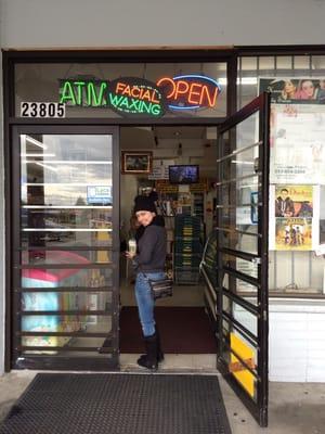 So it's a store&you have to go downstairs to the salon looks sketchy but it's the real deal! Haha excuse my friend photobombing