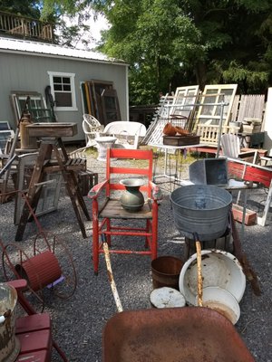 The backyard area. A lot of potential. Also a lot of booty-burning metal chairs.