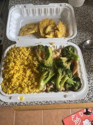 Chicken and broccoli with tostones