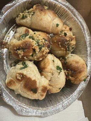 6 Pieces Garlic Knots