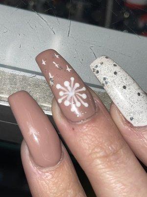 I asked for a snow flake on my nails ... this is what I got a weird firework ...