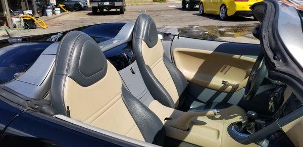 Clean convertible, ready for a Road trip.